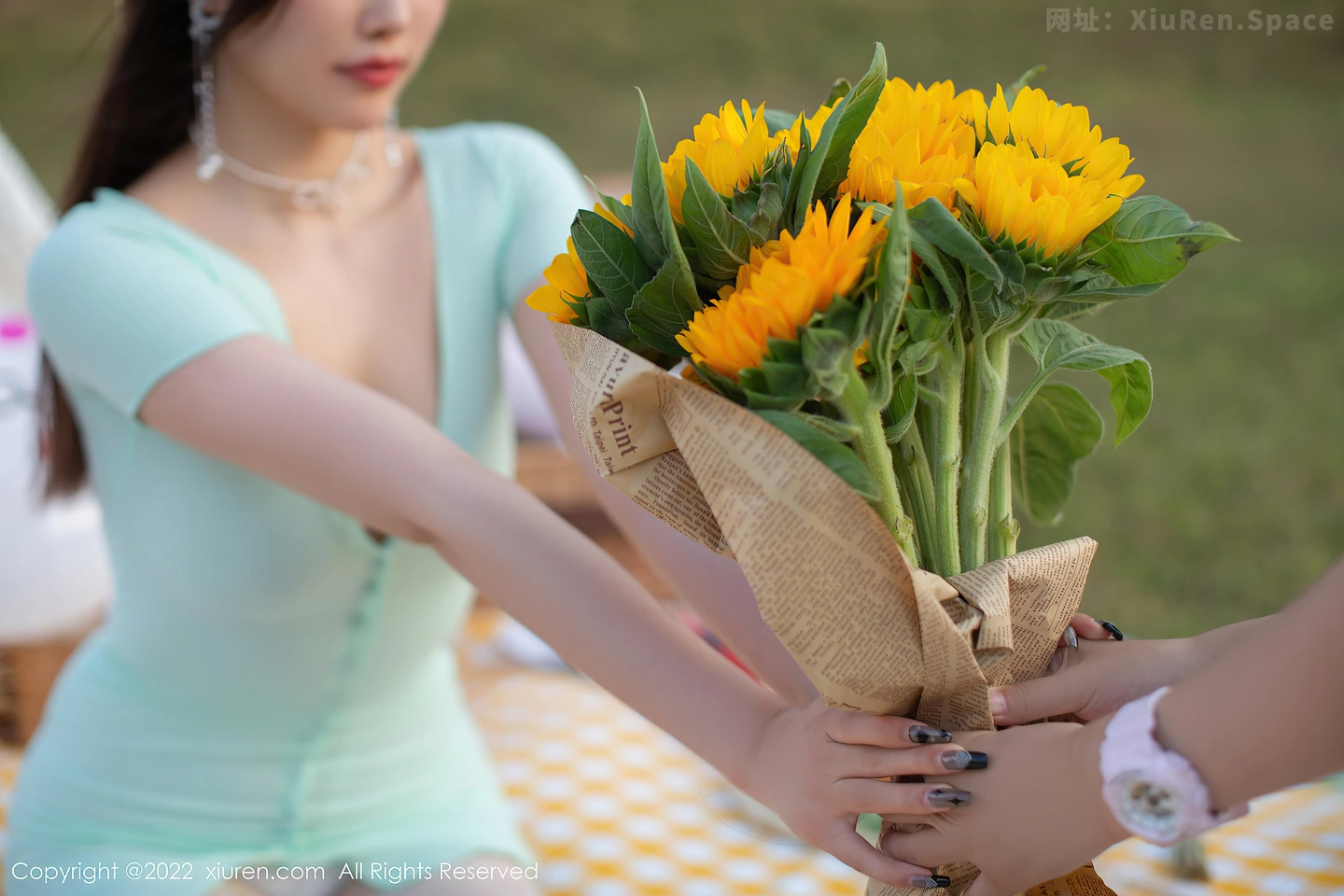 图片[4]-[XiuRen秀人网]VOL.4455 女神杨晨晨Yome户外场景白色轻透网纱配开档白丝撩人诱惑写真86P-秀人网官方网站